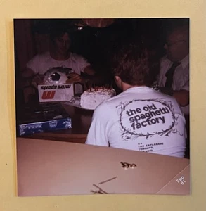 FOTO VINTAGE ENCONTRADA Chico con la vieja fábrica de espaguetis restaurante camiseta - Imagen 1 de 4