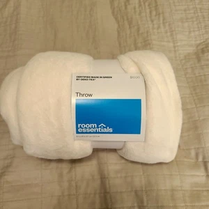 Room Essentials Throw Blanket White 50x60 Polyester Machine Washable NEW - Picture 1 of 3