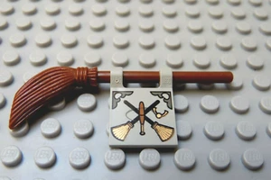 LEGO Harry Potter Decorated 2x2 Flag Quidich with Nimbus 2000 Broom - Picture 1 of 2
