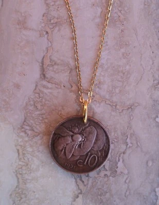 Collana ape mellifera su fiore con antica moneta in rame italiana 1919 1937 Bee - Immagine 1 di 4