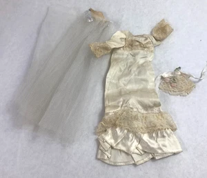 Barbie Winter Brautkleid mit Schleier und Blumenstrauß Mattel 60er 70er Jahre - Bild 1 von 2