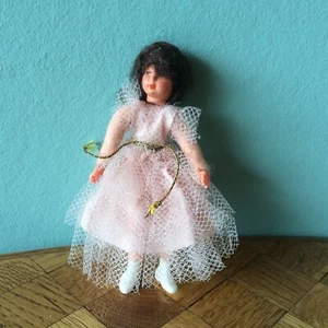 Mädchen festlich Caco Puppe Puppenhaus Puppenstube 1:12 dollhouse flexible doll - Bild 1 von 4