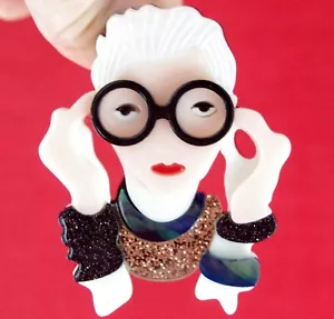 2.5" NWOT IRIS APFEL w/ GLITTER & BANGLE BRACELETS LAYERED ACRYLIC BROOCH PIN - Picture 1 of 15