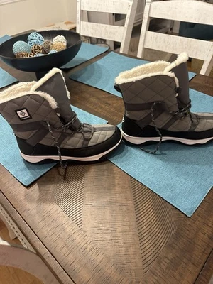 DREAM PAIRS Women’s Size 11 Winter Snow Boots  - Image 1 of 4