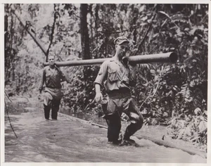 1945 Pressefoto WWII U.S. Army Ingenieure tragen Gaspipeline into Myitkyina - Bild 1 von 2