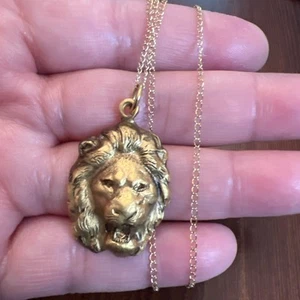 Collana antica 1/20 12k oro pieno repousse testa di leone ciondolo 24” GF 5,3g - Foto 1 di 13