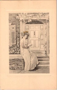 Antiguo C E Perry Mujer Dama Flor Sombrero Libro de Lectura Fuera Casa Postal - Imagen 1 de 2