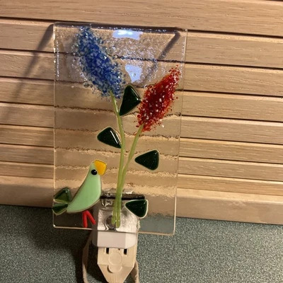 Luz nocturna de vidrio fundido hecha a mano con flor roja y azul con pájaro verde Foto 1 de 4