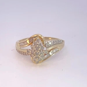 Anillo con racimo de diamantes para dama 49 diamantes 0,67 quilates T.W. Go amarillo 10K (MI1072349) - Imagen 1 de 6