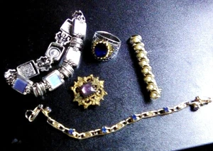 Modeschmuck Konvolut, 2 Armbänder, 1 Ring, 2 Pins.  Pins sind Vintage. - Bild 1 von 21