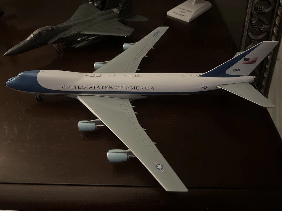Modelo diecast Gemini escala 1/200 de Airforce One.  Foto 1 de 4