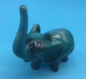 Cerámica de colección Blue Mountain azul esmalte verde elefante buena suerte tronco - Imagen 1 de 7