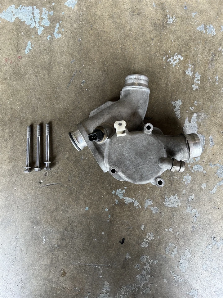 CARCASA TERMOSTATO BMW M3 E92 OEM 1153 783848201 Foto 1 de 4