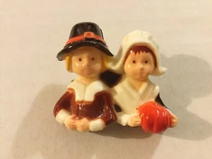 Vintage Festive Plastic Pilgrim Couple W/ Pumpkin Thanksgiving Pinback Brooch - Picture 1 of 5