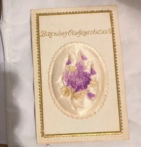 Antike gepolsterte Puffy Geburtstag Glückwunsch Postkarte mit lila Blumen um 1910 - Bild 1 von 2