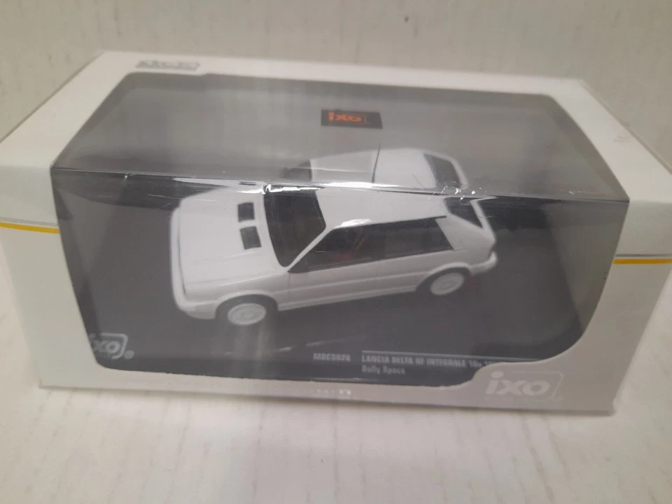 Ixo MDCS026 Lancia Delta HF Integrale 16v 1983 + set gomme ricambi 1/43 - Immagine 1 di 1