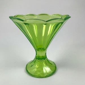 TROMPETENFÖRMIGES GRÜNES GLAS OFFENES KOMPOTT / BONBONIERE - getäfelt, gewellter Rand - Bild 1 von 5