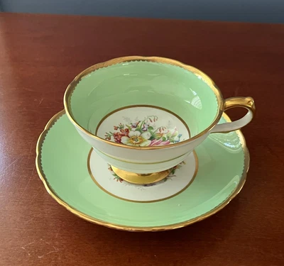 CONJUNTO DE XÍCARA E PIRES VINTAGE GROSVENOR BONE CHINA INGLATERRA VERDE FLORAL ACABAMENTO DOURADO - Imagem 1 de 4