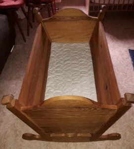 Babywiege Holz Schaukelwiege Vollholz unbehandelt Eigenbau mit Matratze - Bild 1 von 6