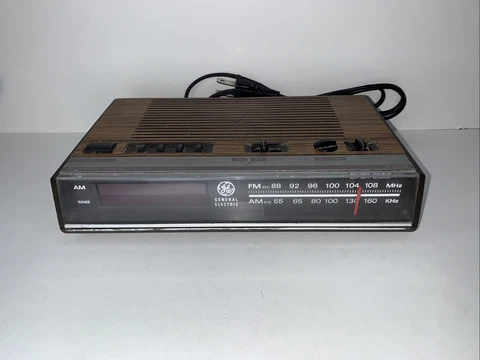 VTG GE General Electric 7-4624B Wood Grain 1980s Digital Alarm Clock Radio Works Cover