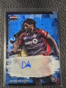 2024 Topps Finest MLS Soccer Deandre Kerr Blue Refractor Rookie Auto /75 RC SPM - Bild 1 von 3