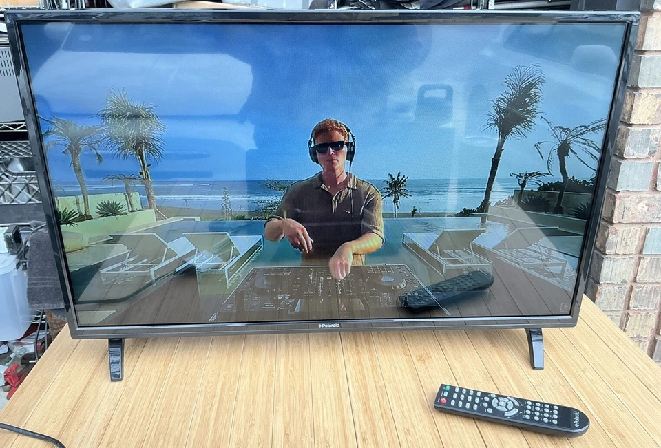 Polaroid 32GSR3000FC 32 inch Flat Panel 720p 60HZ LED TV with Remote - Image 1 of 4