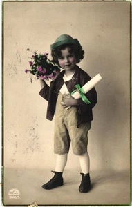 Cartolina d'epoca di bambino tinta a mano con fiori e pergamena, primi '900 - Foto 1 di 2