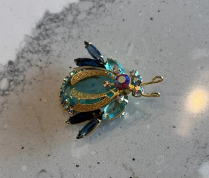 Vintage Juliana D&E Blues And Ruby Rhinestone Bug Beetle Pin Brooch Nice! - Picture 1 of 12