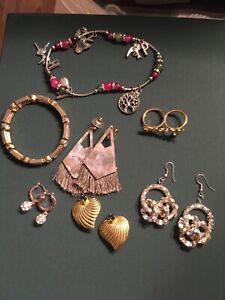 Lot de bijoux : 8 pièces : 4 boucles d'oreilles, 1 cheville, 1 bague, 1 bracelet, 1 bracelet