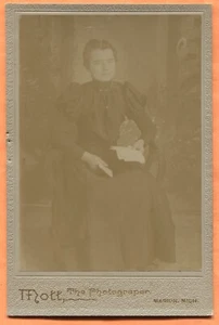 Marion MI Portrait of a Young Woman by Mott circa 1890s - Picture 1 of 2
