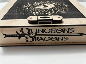 Caja grabada con láser temática de mazmorras y dragones hecha a mano - Imagen 1 de 7