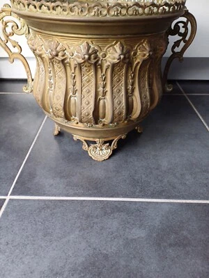 ANCIEN CACHE POT OLD BRASS POT COVER NAPOLEON III EN LAITON REPOUSSE VERS 1880  - Photo 1/4