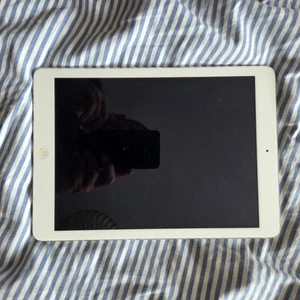 Apple iPad Air 16GB gen 1, Wi-Fi, 9.7in - White / Silver, Good condition - Afbeelding 1 van 5