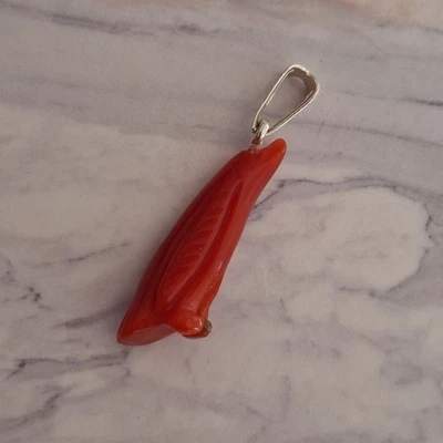  CIONDOLO PINGUINO  VERO CORALLO DI SARDEGNA E ARGENTO 925 UNICO ESEMPLARE  - Immagine 1 di 4