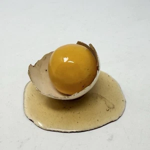 VTG Cracked Egg Shell Fridge Magnet Funny Food Kitchen Decor Realistic Retro - Picture 1 of 7
