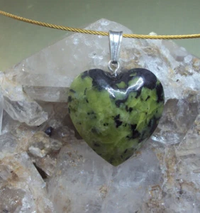 schönes Lizardit Herz Anhänger norwegische Jade mit 925 Silberöse grün Snarum - Bild 1 von 3