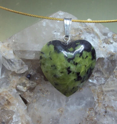  schönes Lizardit Herz Anhänger norwegische Jade mit 925 Silberöse grün Snarum - Bild 1 von 3