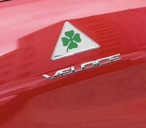 SET 2 PZ FREGIO STEMMA QUADRIFOGLIO VERDE COMPATIBILE ALFA ROMEO 9CM X 6CM - Foto 1 di 5