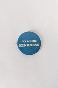 Prendedor Try A Little Kindness Eslogan Vintage Años 70 N.G. Slater Original - Imagen 1 de 3