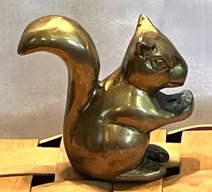 Estatuilla de ardilla de latón macizo de colección de 2,5" - Pisapapeles de 5 oz - Decoración de mediados de siglo - Imagen 1 de 9