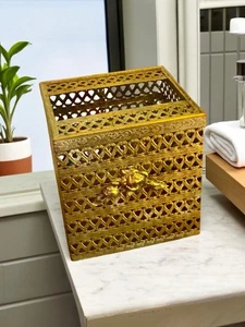 SCATOLA PORTA FAZZOLETTI QUADRATA FILIGRANA METALLO TONO ORO VINTAGE HOLLYWOOD REGENCY ROSE - Foto 1 di 1