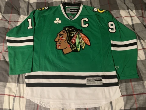 Reebok Chicago Blackhawks St. Patrick’s Day Jonathan Toews Hockey Jersey Large Cover