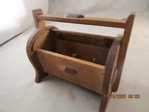 Portafilo da cucire in legno 3 bobine 4 1/2” con piano Tambour usato buone condizioni - Foto 1 di 11
