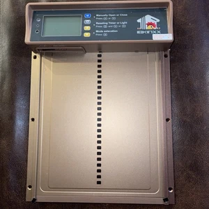 Puerta automática para gallinero IBKINXX alimentada por energía solar con temporizador y sensor de luz - Imagen 1 de 2