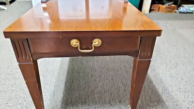 Mesa auxiliar Mersman de dos niveles de madera de mediados de siglo con ruedas de latón Foto 1 de 4