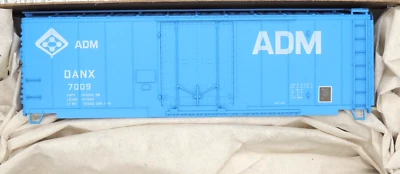 NEW ACCURAIL HO SCALE ARCHER DANIELS MIDLAND 40' PLUG DOOR   BOXCAR KIT - Image 1 of 3