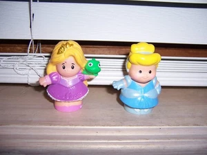 2 Stück Fisher Price Little People Aschenputtel und Rapunzel mit Eidechse Pascal - Bild 1 von 6