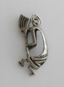 Colgante/dije de plata de ley hecho a mano KOKOPELLI, coleccionable de 1 3/8" de largo - Imagen 1 de 3