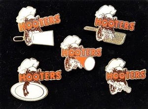 LOTE DE 5 PINES DE SOLAPA DE PERSONAL DE COCINA CHEF COCINERO RESTAURANTE HOOTERS  - Imagen 1 de 11