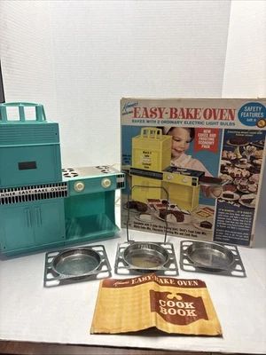Original Kenner 1960s Turquoise Easy Bake Oven. UNTESTED. - Image 1 of 4